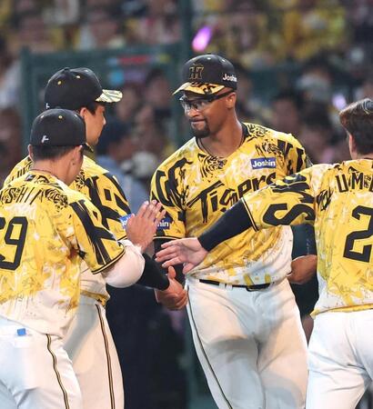 　最後を締めた岩崎と握手を交わすデュプランティエ（中央）＝撮影・北村雅宏