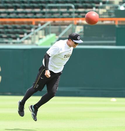 　トレーニング用のボールでヘディングする森下（１１日）