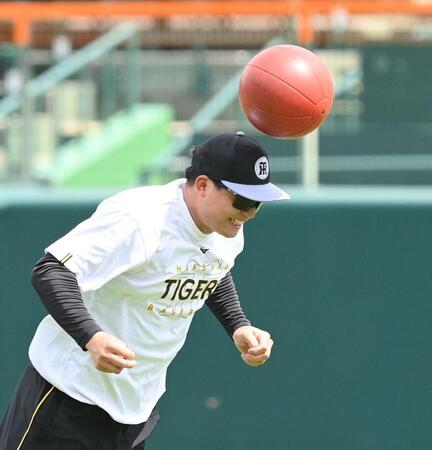 　トレーニング用のボールをヘディングする森下（１１日）