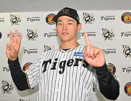 　支配下登録会見を終え、新背番号３１のポーズを決める早川（撮影・西田忠信）