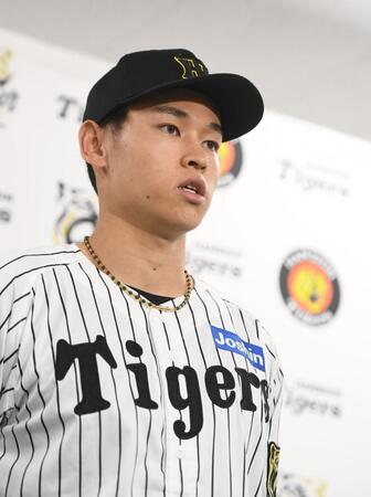 　支配下登録され会見する早川（撮影・西田忠信）