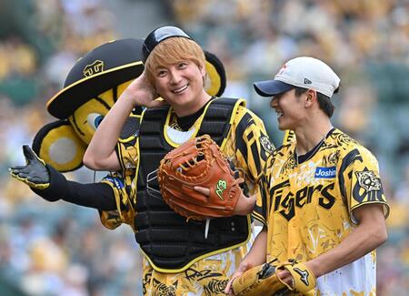 阪神戦　上地雄輔＆ＳＨＩＧＥＫＩＸがファーストピッチでバッテリー