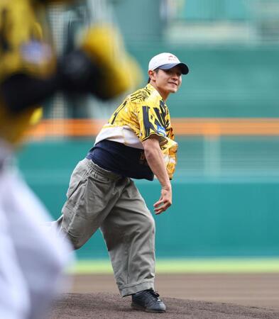 　ファーストピッチセレモニーをするＳｈｉｇｅｋｉｘ（撮影・山口登）