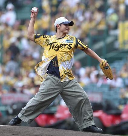 　ファーストピッチセレモニーで投球するＳｈｉｇｅｋｉｘ（撮影・北村雅宏）