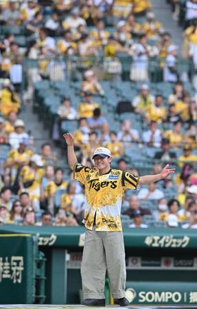 　試合前にパフォーマンスするＳｈｉｇｅｋｉｘ（撮影・西田忠信）