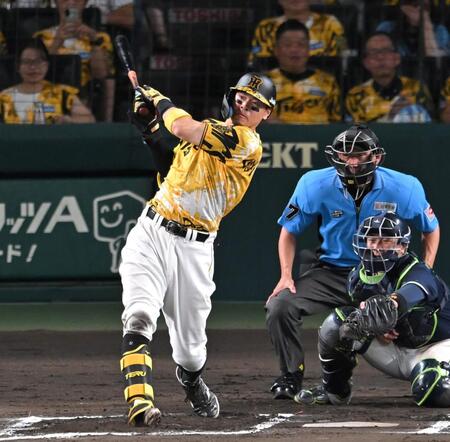 　６回、先制の２４号２ランを放つ佐藤輝（撮影・飯室逸平）