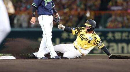 　６回、アビラの暴投の間に二塁を陥れる一走・森下（撮影・北村雅宏）