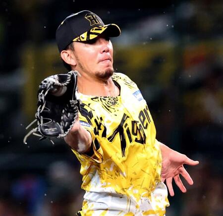 　６回、岩田のゴロをキャッチする伊藤将（撮影・北村雅宏）