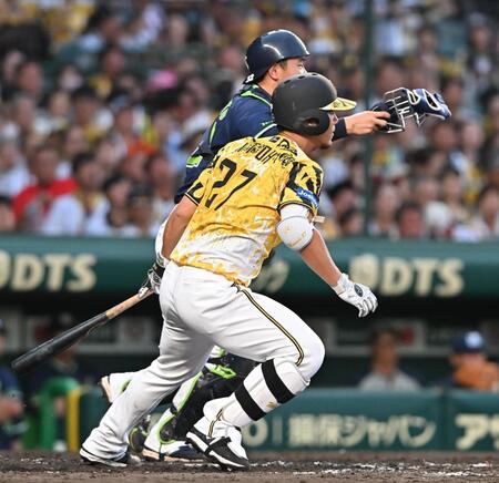 　３回、バントするも三ゴロ併殺になる伊藤将（撮影・西田忠信）