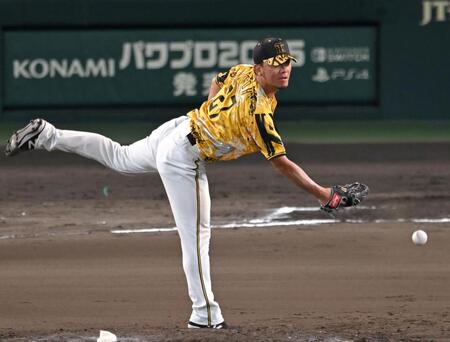 　７回、増田珠の打球に反応する伊藤将（撮影・飯室逸平）