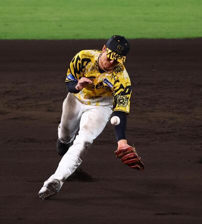 　９回、小幡はオスナの打球をファンブルする（撮影・山口登）