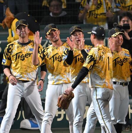 　笑顔でナインを迎える（左から）藤川監督、伊藤将、石井ら（撮影・飯室逸平）