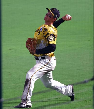 　９回、森下は増田の飛球を捕球し、本塁に送球し三塁走者の武岡をアウトにする（撮影・山口登）