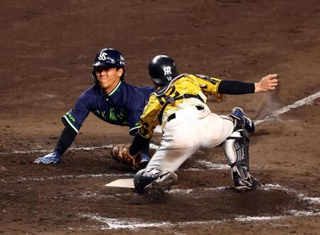 　９回、三塁走者の武岡は本塁を狙うもタッチアウトになり試合終了する（捕手・坂本）＝撮影・山口登