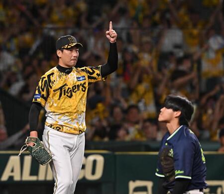 　９回、森下の好返球で追加点を防いだ岩崎（左）＝撮影・西田忠信