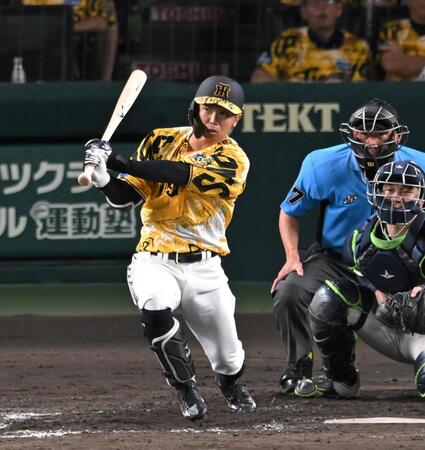 　５回、右前打を放つ島田（撮影・飯室逸平）