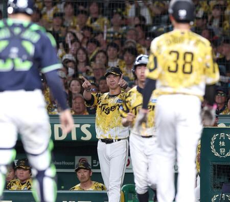 　５回、三走・小幡（３８）のタッチアウト判定に、リクエストする藤川監督（中央）＝撮影・北村雅宏