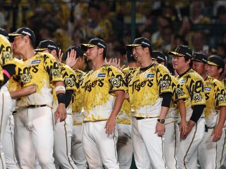 　チームの勝利を喜ぶ藤川監督（中央右）＝撮影・北村雅宏