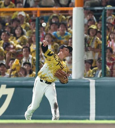 　９回、増田のフライを処理し、本塁へ送球して武岡を補殺する森下（撮影・北村雅宏）