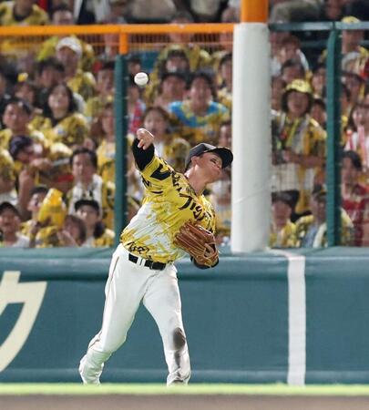 　９回、本塁へ送球する森下（撮影・北村雅宏）