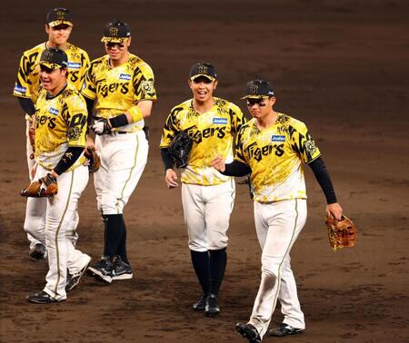 　９回、リプレー検証で判定が覆らず、試合終了しガッツポーズを見せる森下（右）＝撮影・山口登