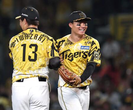 　チームが勝利し、岩崎と喜びを分かち合う森下（右）＝撮影・北村雅宏