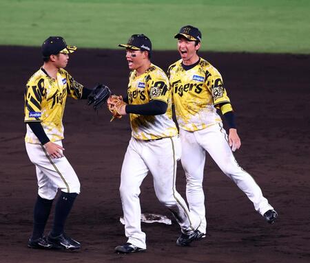 　試合終了し喜ぶ森下（中央）＝撮影・山口登