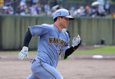 　３回、走者一掃の二塁打を放つ栄枝（撮影・石湯恒介）