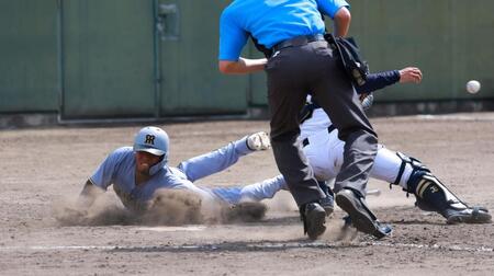 　５回、井坪の中前打で生還するアルナエス（撮影・石湯恒介）