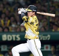 　８回、適時二塁打を放つ小幡（撮影・北村雅宏）