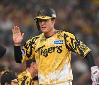 　８回、坂本の適時三塁打で生還した小幡（撮影・西田忠信）