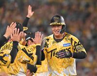 　８回、小幡の適時二塁打で生還し、笑顔を見せる大山（撮影・西田忠信）