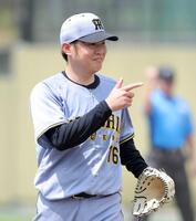 　５回を投げ終え、笑顔でベンチに戻る西勇（撮影・坂部計介）