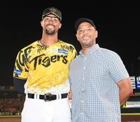 　試合後に父と記念撮影をするデュプランティエ（１２日）