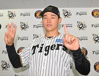 　支配下登録会見を終え、新背番号３１のポーズを決める早川（撮影・西田忠信）