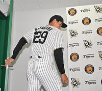 　会見場に入る早川（撮影・西田忠信）