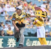 　ファーストピッチセレモニーを務めるＳｈｉｇｅｋｉｘ（撮影・西田忠信）