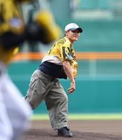 　ファーストピッチセレモニーをするＳｈｉｇｅｋｉｘ（撮影・山口登）