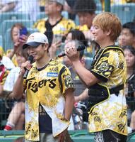 　ファーストピッチセレモニーを終え、マイクを握るＳｈｉｇｅｋｉｘ（左）と上地雄輔（撮影・北村雅宏）