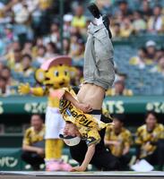 　ファーストピッチセレモニーでブレイクダンスを披露するＳｈｉｇｅｋｉｘ（撮影・北村雅宏）