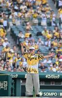 　試合前にパフォーマンスするＳｈｉｇｅｋｉｘ（撮影・西田忠信）