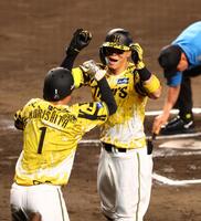 　６回、先制２ランを放ち生還する佐藤輝（右）＝撮影・山口登