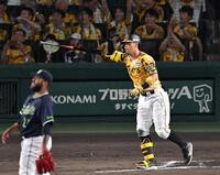 　６回、先制の２４号２ランを放つ佐藤輝（撮影・飯室逸平）