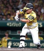 　５回、セーフティースクイズを試みる伊藤将（撮影・北村雅宏）