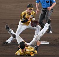 　７回、小幡からの送球をキャッチする中野（撮影・飯室逸平）