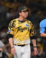 　７回を終え、選手交代を告げる藤川監督（撮影・西田忠信）