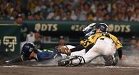 　９回、本塁を狙う武岡（左）をタッチアウトにする坂本（撮影・西田忠信）