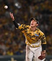 　９回、オスナの打球を失策する小幡（撮影・西田忠信）