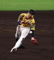 　９回、小幡はオスナの打球をファンブルする（撮影・山口登）