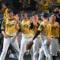 　笑顔でナインを迎える（左から）藤川監督、伊藤将、石井ら（撮影・飯室逸平）